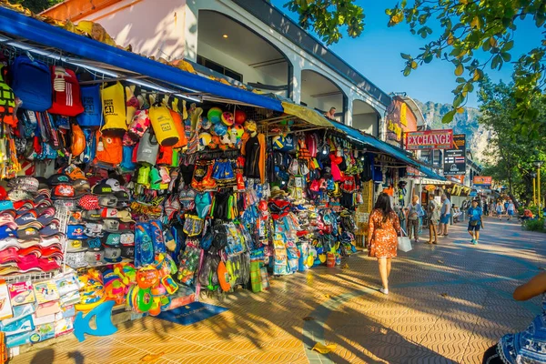 AO NANG, TAILANDIA - 19 DE MARZO DE 2018: Vista al aire libre del mercado de tiendas locales en la playa de Ao Nang, es uno de los lugares famosos para ir de compras — Foto de Stock