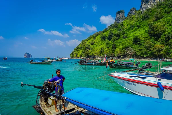 Ao nang, thailand - märz 05, 2018: aussenansicht eines unbekannten mannes im boot in der nähe eines motors mit einem wunderschönen türkisfarbenen wasser auf der hühnerinsel in thailand — Stockfoto