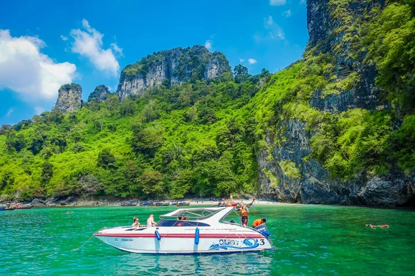 AO NANG, THAILAND - 05 марта 2018 года: Неизвестные туристы на яхте наслаждаются великолепной бирюзовой водой на курином острове в Таиланде — стоковое фото