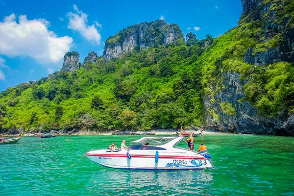 Ao Nang, Thailand - 05 mars 2018: Oidentifierade turister i en yatch njuter en underbara turkosa vattnet i kyckling ön i Thailand — Stockfoto