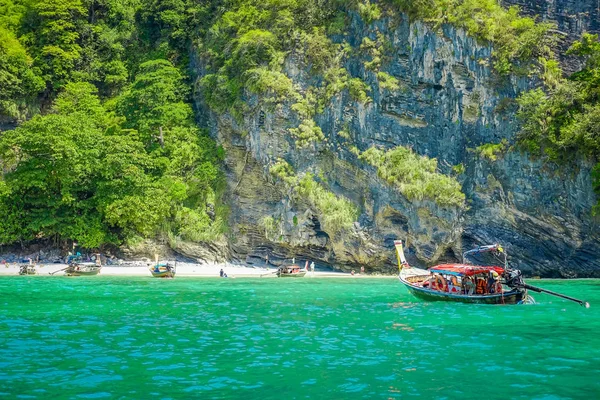 Ao Nang, Thajsko - 05 března 2018: Dlouhý ocas lodí v Thajsku, stojící na ostrově kuře v nádherný slunečný den a tyrkysové vody — Stock fotografie