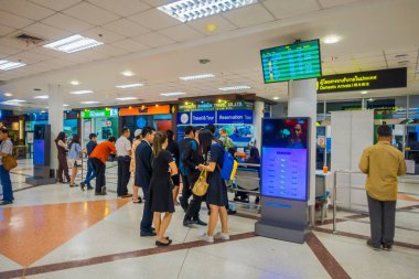 Chiang Rai, Tayland - 01 Şubat 2018: Chiang Mai Uluslararası Havaalanı'nda iç, kimliği belirsiz bekleyenler Havaalanı Kuzey Tayland Myanmar ve Laos yakınında yer burası
