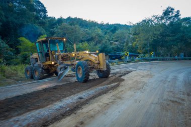 Chiang Rai, Tayland - 01 Şubat 2018: Chiang Mai, Tayland, yere düzeltmek için bir yol inşaat sitesinde çalışan raylı yol yapımı için ağır makine açık görünümünü