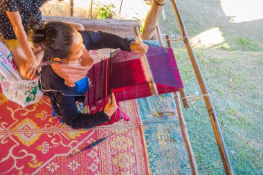 Chiang Rai, Tayland - 01 Şubat 2018: Yukarıdaki görünümü kimliği belirsiz kadın Chiang Mai, Tayland geleneksel Tay kumaş, dokuma