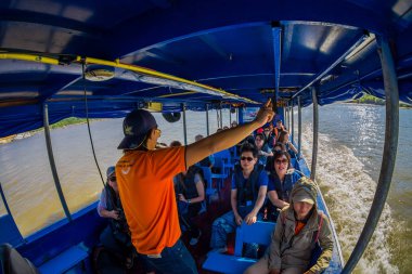Chiang Rai, Tayland - 01 Şubat 2018: Güzel açık görünümü içinde bir tekne gezisi altın üçgen Laos adlı bota uidentified turizm