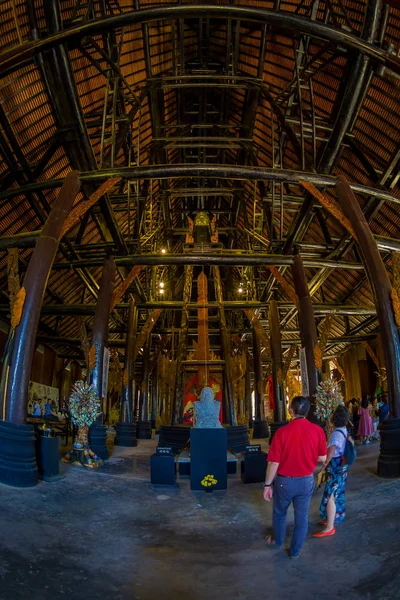 Chiang Rai, Tayland - 01 Şubat 2018: Uindentified insanlar Baandam Müzesi Black House, içinde oluşturulan ve Thawan Duchanee tarafından tasarlanmıştır