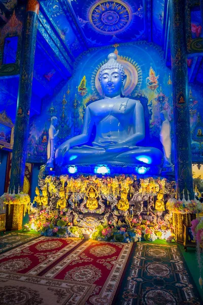 Chiang Rai, Tajlandia - 01 lutego 2018: Widok wewnątrz ogromny posąg Buddy, siedząc w świątyni bluew w Wat Rong Suea z piękne kolory elewacji — Zdjęcie stockowe