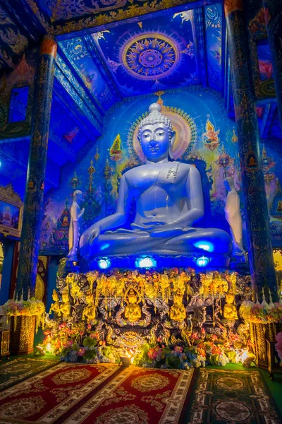 Chiang Rai, Thajsko - 01 února 2018: Vnitřní pohled obrovská socha Buddhy, sedí v bluew chrámu na Wat Rong Suea s fasádou, krásné barvy — Stock fotografie