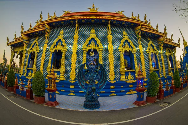 Чіанг Рай, Таїланд - 01 лютого 2018: Відкритий чаруючим enter Ронг Sua десять храм з тла синього неба, провінція Чіанг Рай, Таїланд. Синій храм — стокове фото