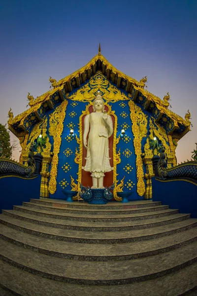 CHIANG RAI, TAILANDIA - 01 DE FEBRERO DE 2018: Hermosa vista al aire libre de budha blanco en la entrada del templo azul Rong Sua Ten, provincia de Chiang Rai, Tailandia —  Fotos de Stock