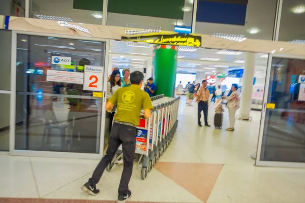 CHIANG RAI, TAILANDIA - 01 DE FEBRERO DE 2018: Vista interior de personas no identificadas caminando dentro del Aeropuerto Internacional de Chiang Mai, es el principal aeropuerto en el norte de Tailandia cerca de Myanmar y Laos — Foto de Stock