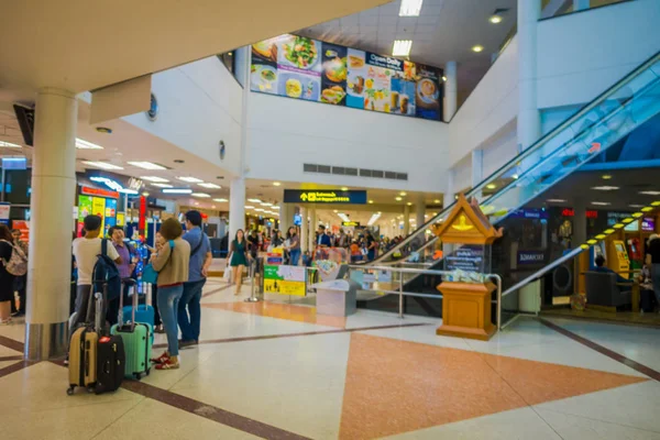 CHIANG RAI, TAILANDIA - 01 DE FEBRERO DE 2018: Personas no identificadas esperando su equipaje en el interior del Aeropuerto Internacional de Chiang Mai, es el principal aeropuerto en el norte de Tailandia — Foto de Stock