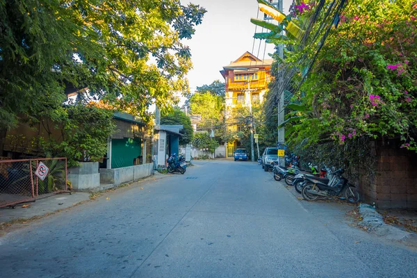 Chiang Rai, Tajlandia - 01 lutego 2018: Widok zewnątrz motocykla zaparkowany w rzędzie na ulicach w Chiang Mai, w centrum miasta — Zdjęcie stockowe