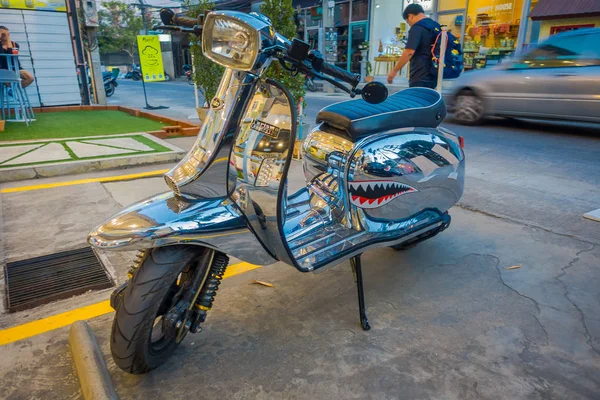 CHIANG RAI, THAÏLANDE - 01 FÉVRIER 2018 : Gros plan d'une moto argentée garée à l'extérieur dans les rues de Chiang Mai au centre-ville — Photo