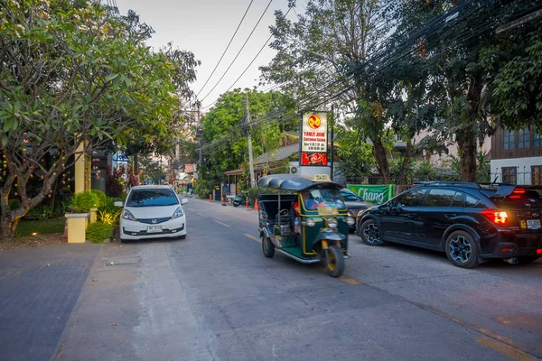치 앙 라이, 태국-2018 년 2 월 1 일: 일부 자동차 및 오토바이의 야외 보기 치앙마이 시내에 거리에 주차 — 스톡 사진