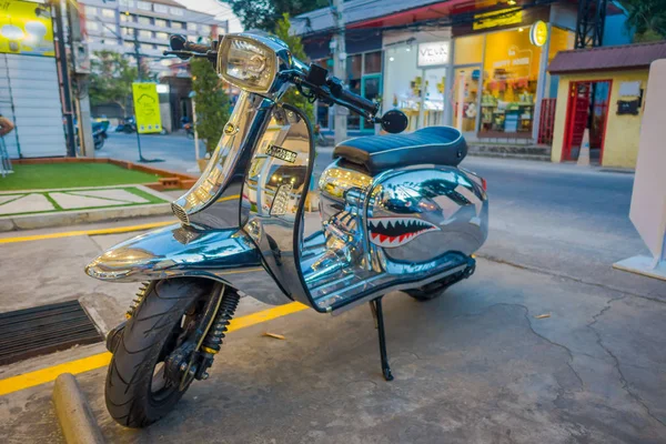 Chiang Rai, Thajsko - 01 února 2018: Zblízka stříbrné motocyklu zaparkovaný venku v ulicích Chiang Mai v centru města — Stock fotografie