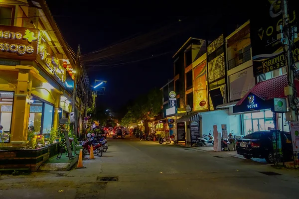 CHIANG RAI, TAILANDIA - 01 DE FEBRERO DE 2018: Vista al aire libre de algunas tiendas de alimentos y locales en las calles de Chiang Mai con algunas personas disfrutando de la vida nocturna en el centro de la ciudad — Foto de Stock