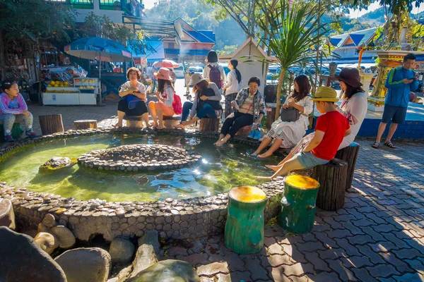Chiang Rai, Thailand - 01 februari 2018: Utomhus vy av oidentifierade personer tvätt och foten blöt onsen, turisten på lumphun hot springs i San Kampang district, Chiang Mai, Thailand — Stockfoto