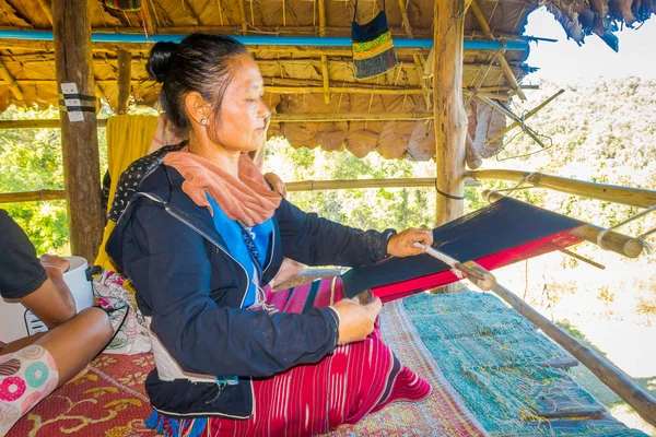 Chiang Rai, Tayland - 01 Şubat 2018: Chiang Mai geleneksel Tay kumaş, dokuma kimliği belirsiz kadın