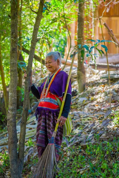 Chiang Rai, Thailand - 01 februari 2018: Utomhus vy av oidentifierade gammal kvinna promenader i tropisk regnskog i Chiang Mai-provinsen, Thailand — Stockfoto