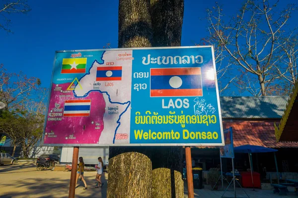 Chiang Rai, Tajlandia - 01 lutego 2018: Widok zewnątrz znak informacyjny ulicy rynku znajduje się po jednej stronie ulicy w Chinatown Golden specjalne strefy ekonomiczne trójkąta — Zdjęcie stockowe