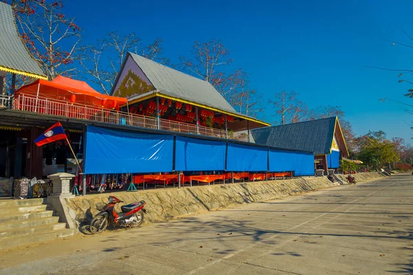 Chiang rai, thailand - 01. Februar 2018: Außenansicht des Straßenmarktes auf der einen Straßenseite am Goldenen Dreieck Sonderwirtschaftszone chinatown — Stockfoto