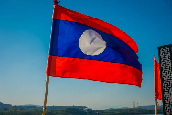 Chiang Rai, Tajlandia - 01 lutego 2018: Widok zewnątrz flagę z kolory flagi narodowej wahanie w molo w Złotym Trójkącie Laos — Zdjęcie stockowe
