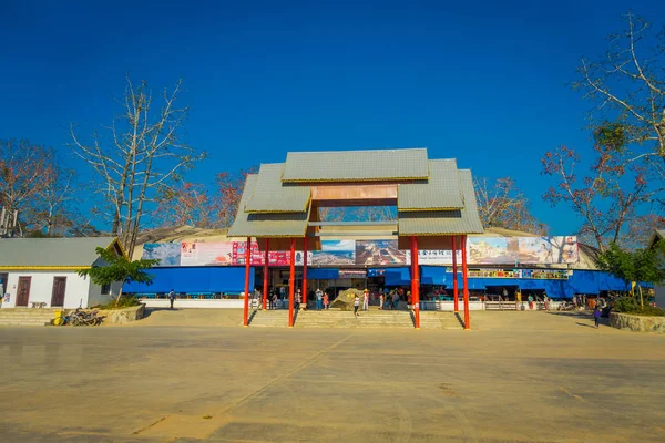 Chiang rai, thailand - 01. Februar 2018: Außenansicht von Unbekannten auf einem Straßenmarkt auf einer Insel vor der Küste von Laos, am Goldenen Dreieck in der Chinatown Zone — Stockfoto