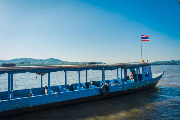 Chiang Rai, Thailand - februari 01, 2018: Buiten beeld van een blauw boot in de haven op gouden driehoek Laos — Stockfoto