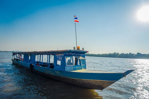 CHIANG RAI, THAILAND - FEVEREIRO 01, 2018: Vista ao ar livre de um barco azul no porto no triângulo dourado Laos — Fotografia de Stock