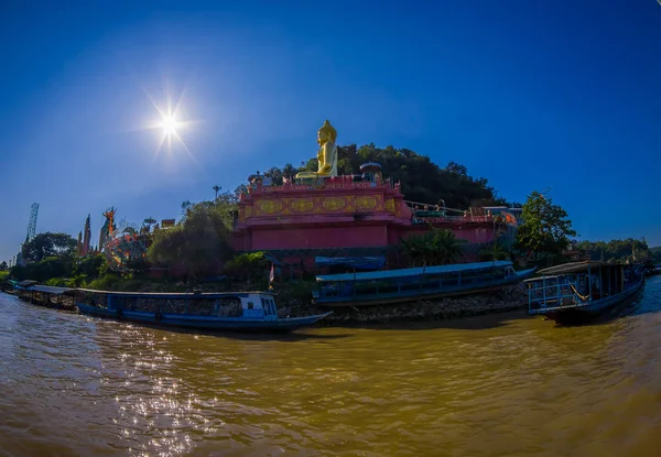 Chiang Rai, Thajsko - 01 února 2018: Venkovní pohled golden Buddha během slunce shinne v nádherné modré obloze nachází na zlatého trojúhelníku Laos — Stock fotografie
