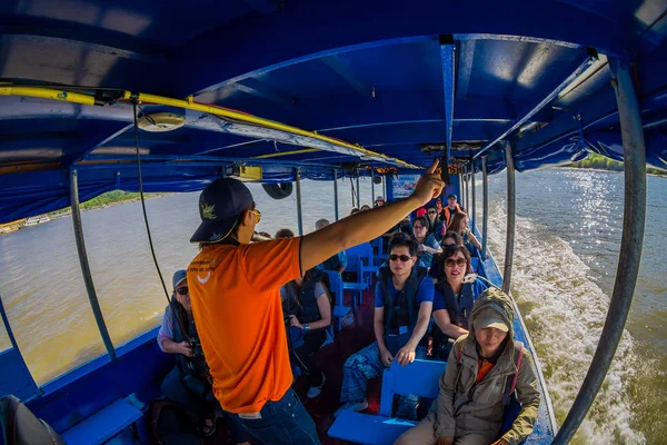 CHIANG RAI, TAILANDIA - 01 DE FEBRERO DE 2018: Hermosa vista al aire libre del turista identificado dentro del barco en un viaje en barco en el triángulo dorado Laos — Foto de Stock