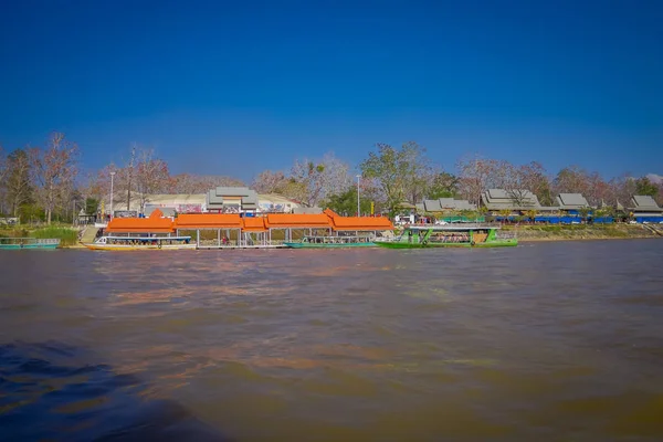 Chiang Rai, Thailand - februari 01, 2018: Buiten zicht op de pier met boten vol met toeristen reizen rond de wateren van de gouden driehoek Laos — Stockfoto