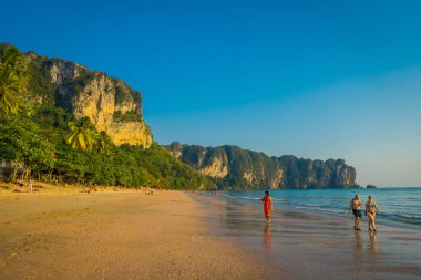 Ao Nang, Tayland - 05 Mart 2018: plaj horizont, Andaman Denizi, Güney Tayland bir dağ ile yürüme tanımlanamayan kişi
