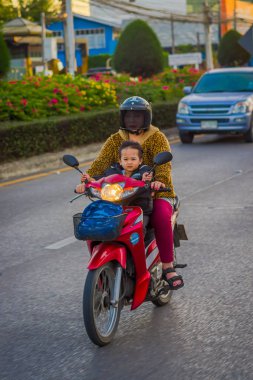 Chiang Rai, Tayland - 01 Şubat 2018: Tanımlanamayan bir kask koruma'yı kullanarak ve bir motosiklet sürme oğlu ile Güney Asya'da, Chiang Mai, Tayland en popüler taşıma kadındır