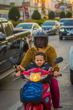 Chiang Rai, Tayland - 01 Şubat 2018: Tanımlanamayan bir kask koruma'yı kullanarak ve bir motosiklet sürme oğlu ile Güney Asya'da, Chiang Mai, Tayland en popüler taşıma kadındır