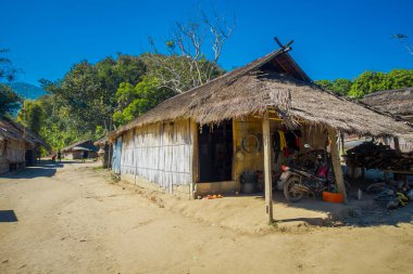 Chiang Rai, Tayland - 01 Şubat 2018: Yerel uzun boyunlu köyde evler