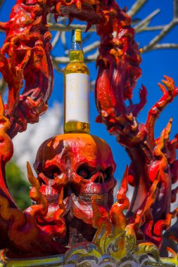 Chiang Rai, Tayland - 01 Şubat 2018: Wat Rong Khun - alkol kötü