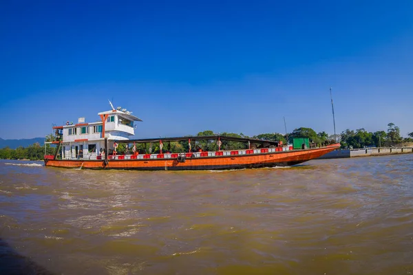 Chiang Rai, Thajsko - 01 února 2018: Krásné venkovní pohled velké lodě v přístavu v zlatého trojúhelníku Laos — Stock fotografie