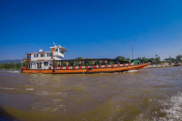 CHIANG RAI, THAILAND - FEVEREIRO 01, 2018: Bela vista ao ar livre de um grande navio no porto no triângulo dourado Laos — Fotografia de Stock