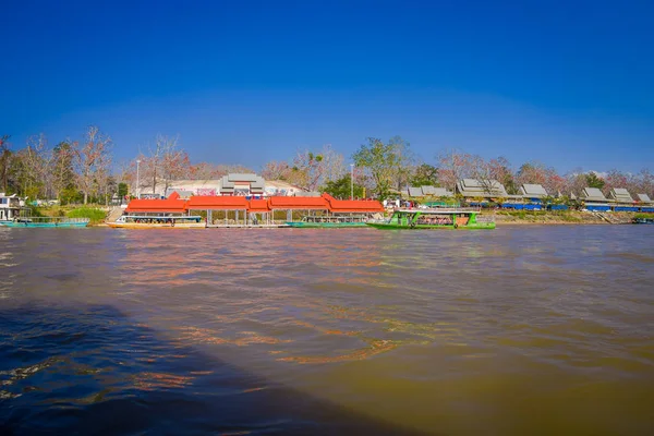 CHIANG RAI, TAILANDIA - 01 DE FEBRERO DE 2018: Vista al aire libre del muelle con barcos llenos de turistas que viajan alrededor de las aguas del triángulo dorado Laos — Foto de Stock