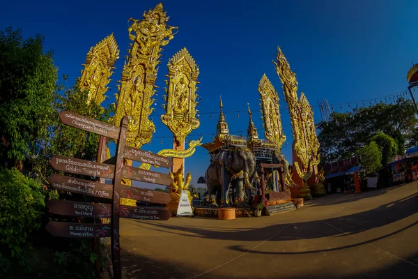 Чіанг травня, Таїланд - 01 лютого 2018: Відкритий чаруючим невідомі люди індуїстських великий слон статую в золотому трикутнику в Таїланді — стокове фото