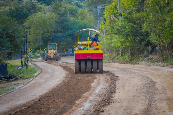CHIANG RAI, THAILANDIA - 01 FEBBRAIO 2018: Macchinari per la costruzione di strade ferroviarie a Chiang Mai, Thailandia, al lavoro su un cantiere stradale per spianare il terreno — Foto Stock