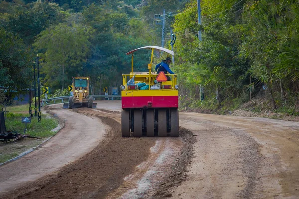 CHIANG RAI, THAILANDIA - 01 FEBBRAIO 2018: Macchinari per la costruzione di strade ferroviarie a Chiang Mai, Thailandia, al lavoro su un cantiere stradale per spianare il terreno — Foto Stock