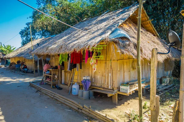 Chiang Rai, Tayland - 01 Şubat 2018: Yerel uzun boyunlu köyde evler — Stok fotoğraf