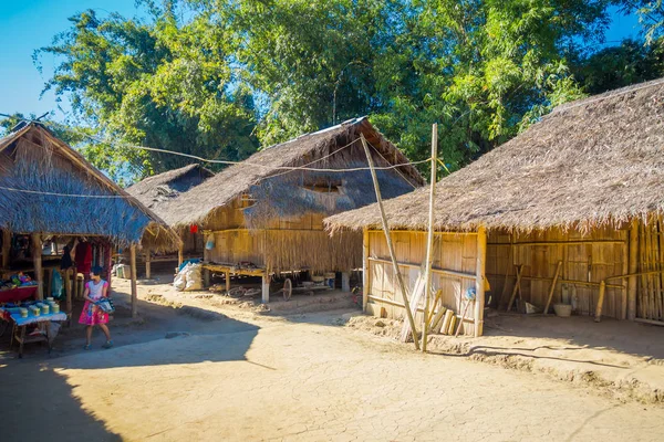 Chiang Rai, Tayland - 01 Şubat 2018: Yerel uzun boyunlu köyde evler — Stok fotoğraf