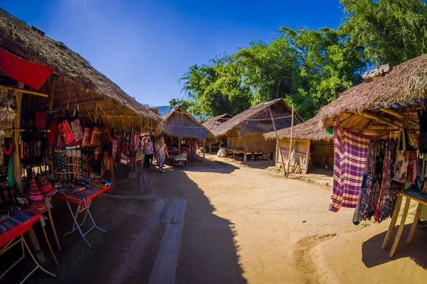 CHIANG RAI, THAILAND - FEBRUARY 01, 2018: Outdoor view of hanfycrafts in a markert close to local houses at Long Neck village — Stock Photo, Image