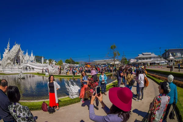 CHIANG RAI, TAILANDIA - 01 DE FEBRERO DE 2018: Vista al aire libre de personas no identificadas caminando para visitar el hermoso templo blanco adornado ubicado en el norte de Chiang Rai Tailandia. Wat Rong Khun Templo Blanco — Foto de Stock