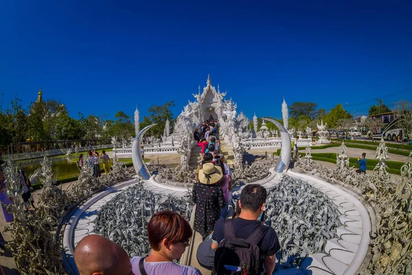 CHIANG RAI, TAILANDIA - 01 DE FEBRERO DE 2018: Vista al aire libre de personas no identificadas caminando para visitar el hermoso templo blanco adornado ubicado en el norte de Chiang Rai Tailandia. Wat Rong Khun Templo Blanco — Foto de Stock