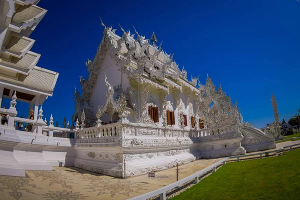 CHIANG RAI, THAILAND - FEBRUARY 01, 2018: Indoor view of unidentified people taking pictures of the ornate white temple located in Chiang Rai northern Thailand — Stock Photo, Image